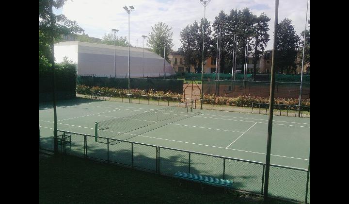 Il Tennis Club visto dalla Piscina Comunale